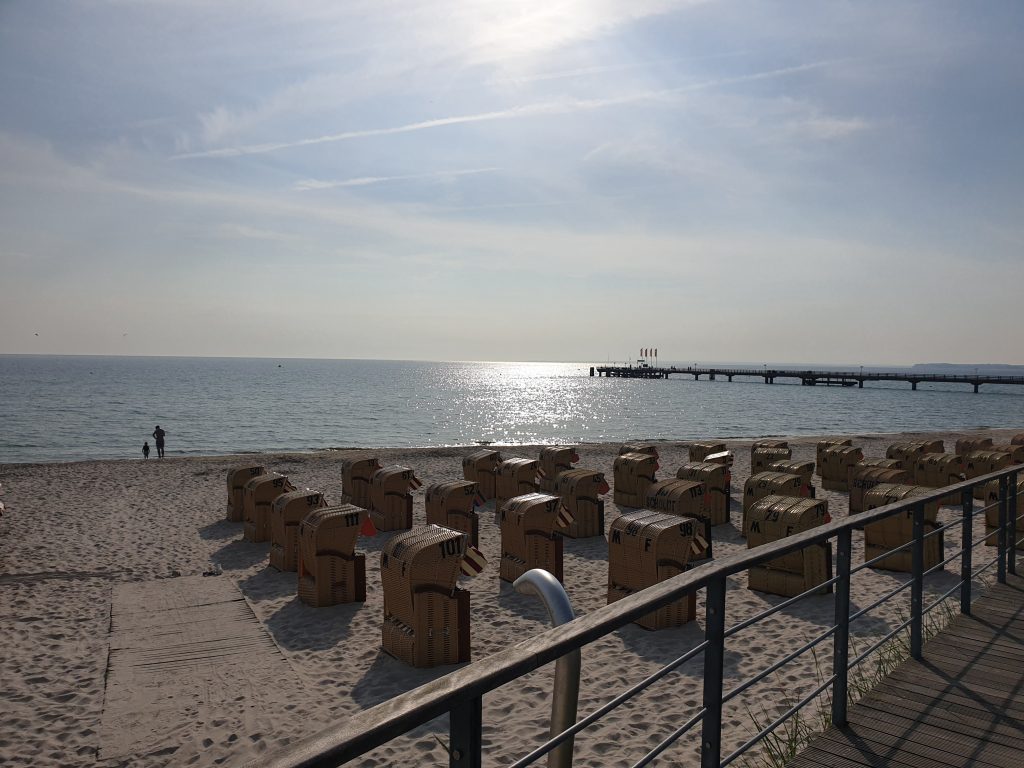 Blick auf Strand und Seebrücke von Scharbeutz